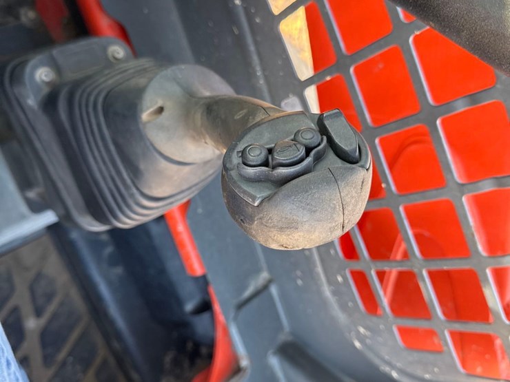 2016-kubota-ssv65-image-14
