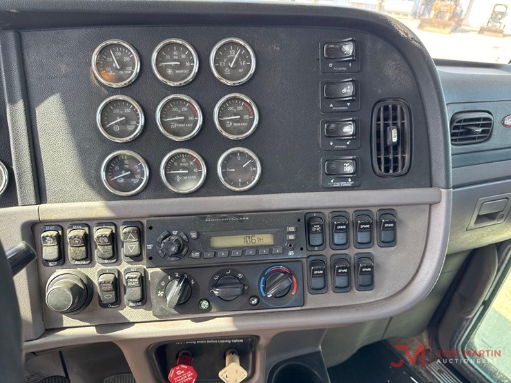 peterbilt-389-image-19