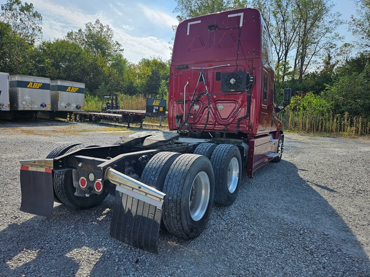 2016-freightliner-cascadia-125-image-17