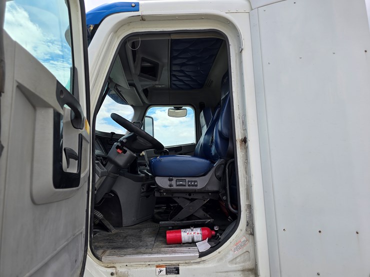 2013-freightliner-columbia-112-image-72