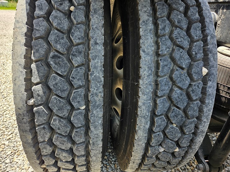 2010-peterbilt-389-image-90