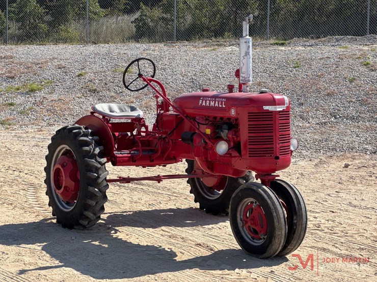 1945-mccormick-deering-farmall-model-b-antique-tractor-image-1