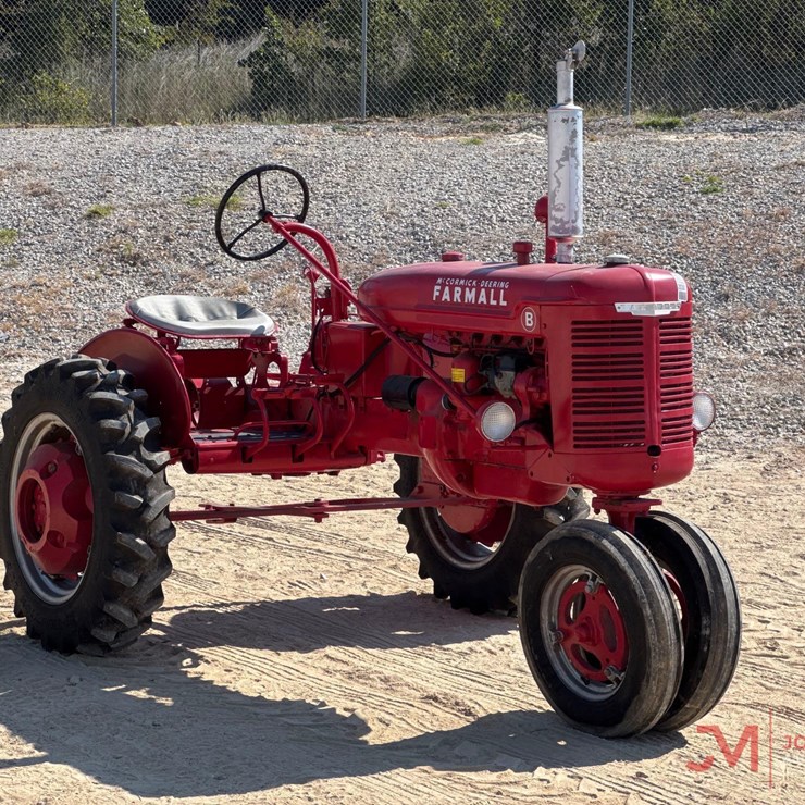 1945 MCCORMICK-DEERING FARMALL MODEL B ANTIQUE TRACTOR