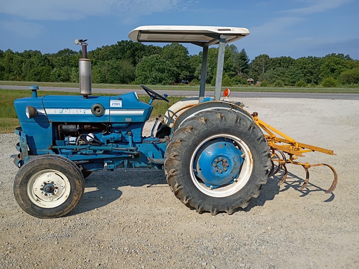 1972-ford-tractor-image-3