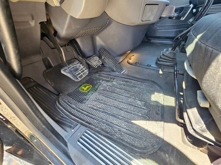 2017-peterbilt-579-image-56