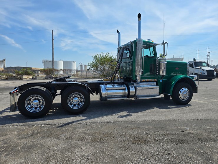 2014-peterbilt-388-image-36