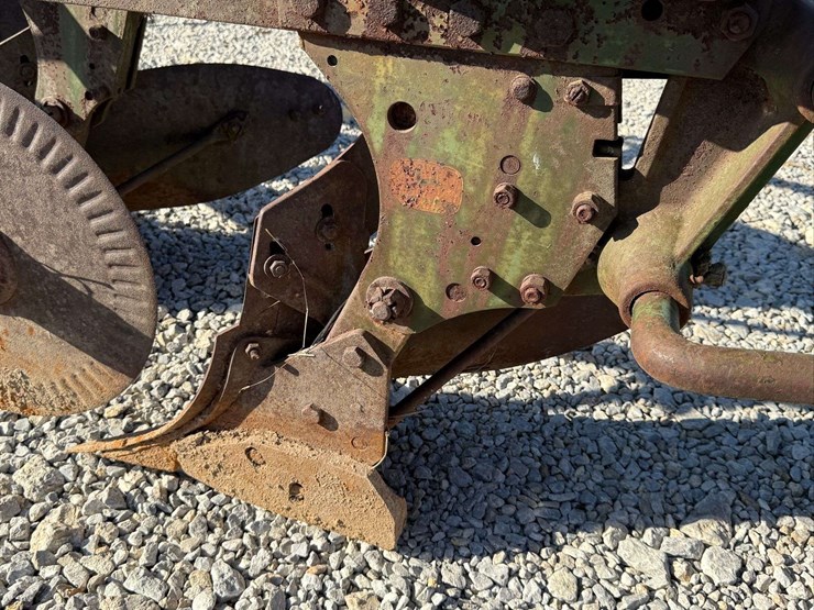 john-deere-4-bottom-pull-type-plow-image-14
