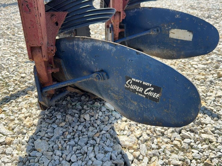3-bottom-mounted-plow-image-16
