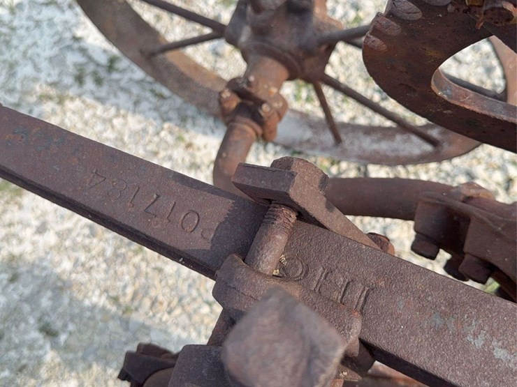 international-2-bottom-plow-image-10