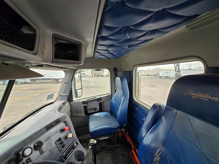 2013-freightliner-columbia-112-image-74