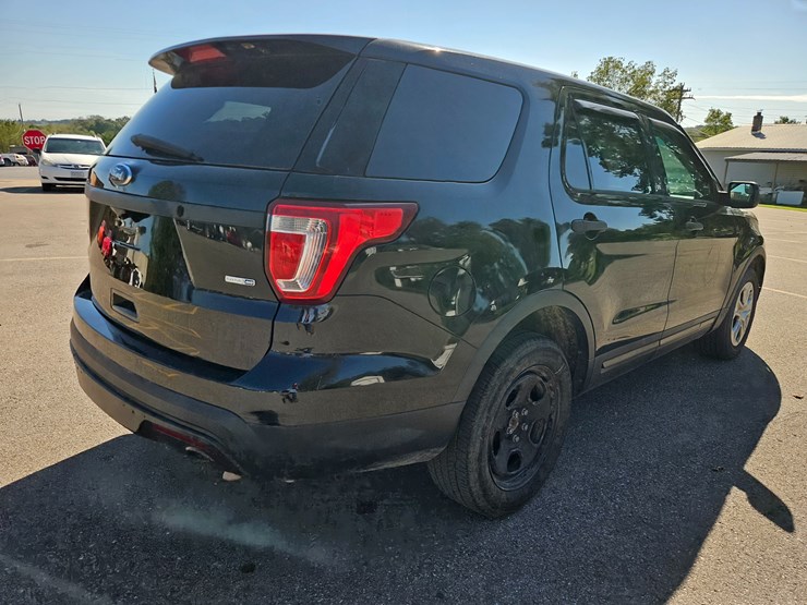 2017-ford-explorer-image-12