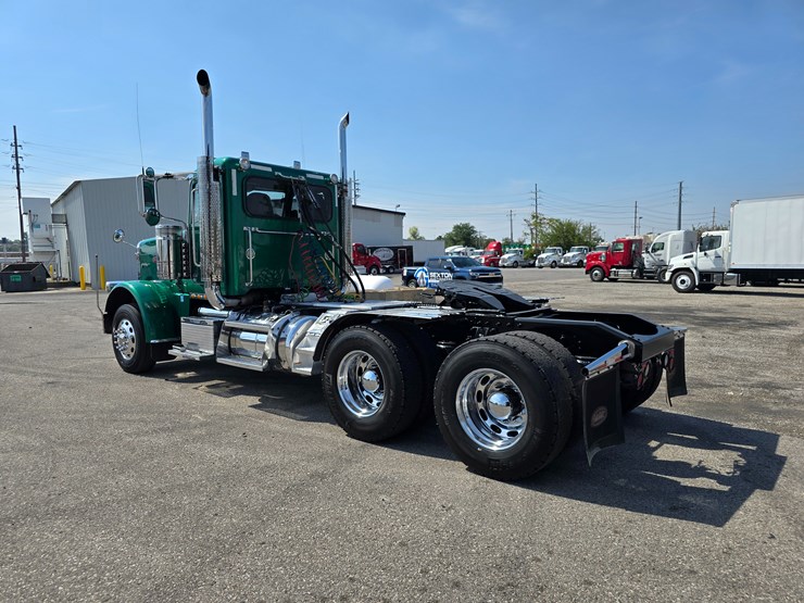 2014-peterbilt-388-image-18