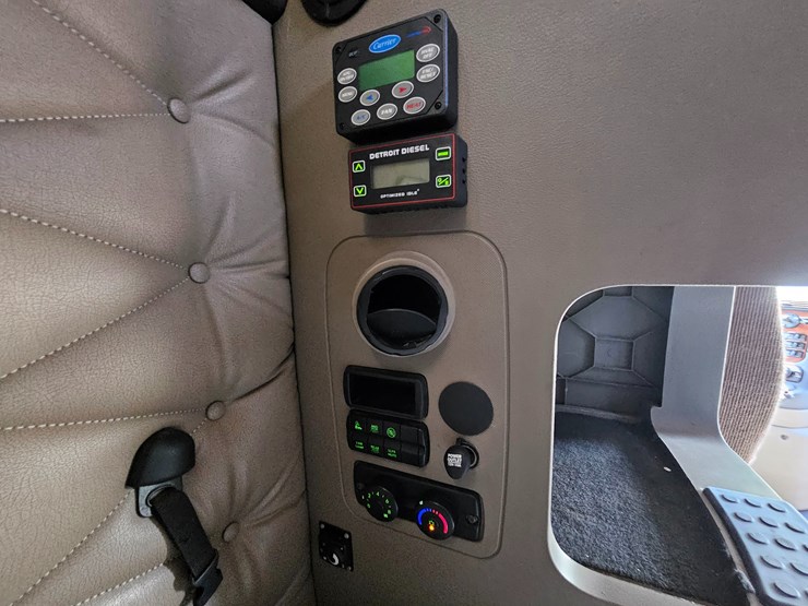 2016-freightliner-cascadia-125-image-79