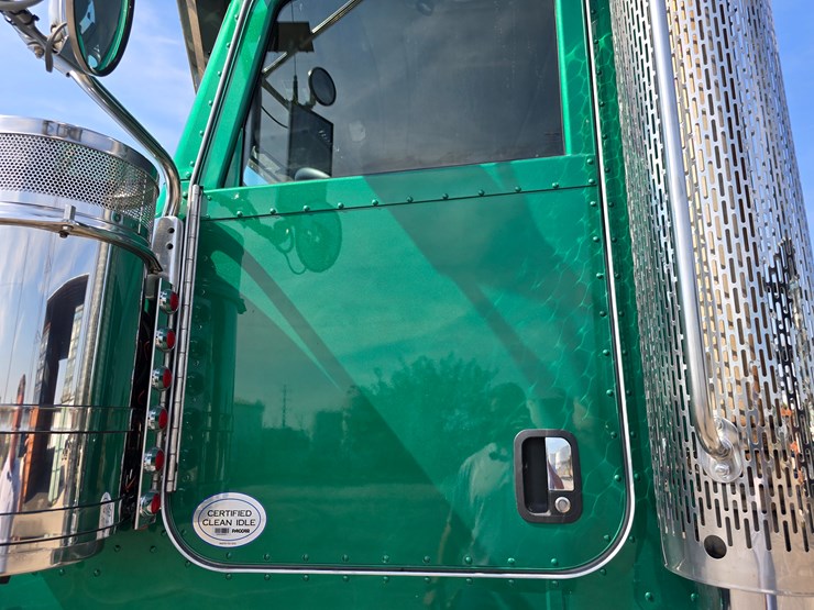 2014-peterbilt-388-image-89