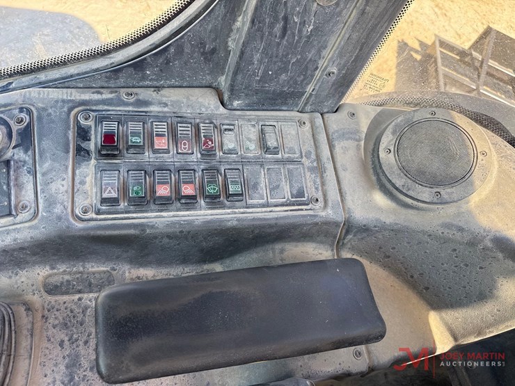 2021-deere-204l-image-19