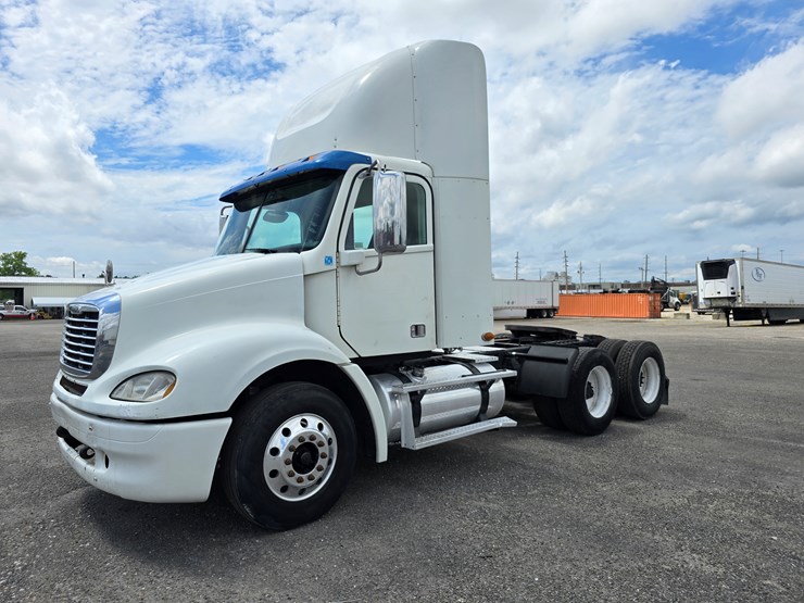 2013-freightliner-columbia-112-image-3