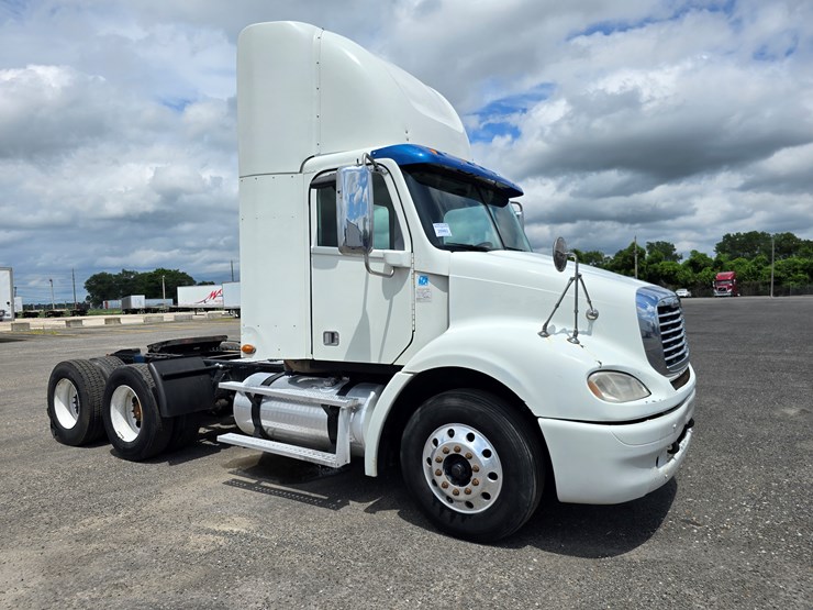 2013-freightliner-columbia-112-image-46