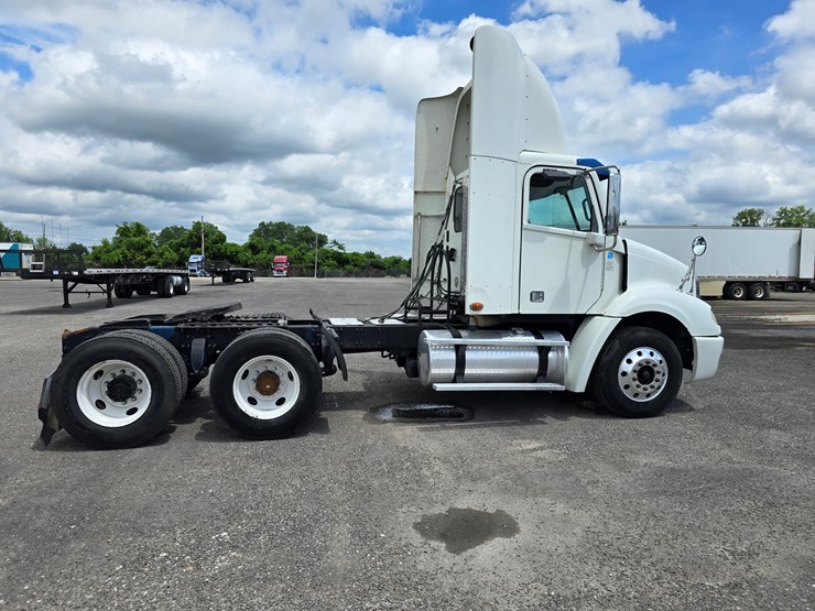 2013-freightliner-columbia-112-image-37