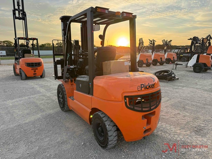 new/unused-e-picker-model-efl30-189-electric-forklift-image-3