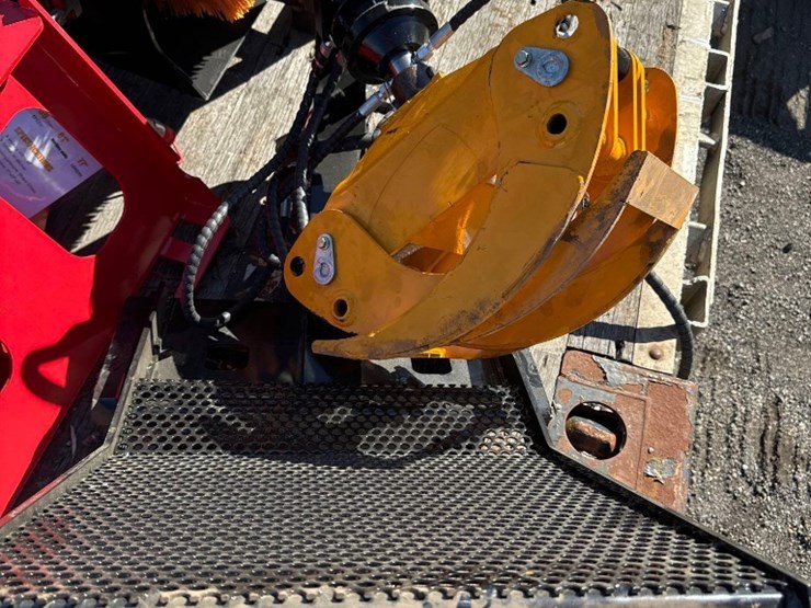 new-giyi-co-mini-stand-on-skidloader-rotating-grapple-image-2