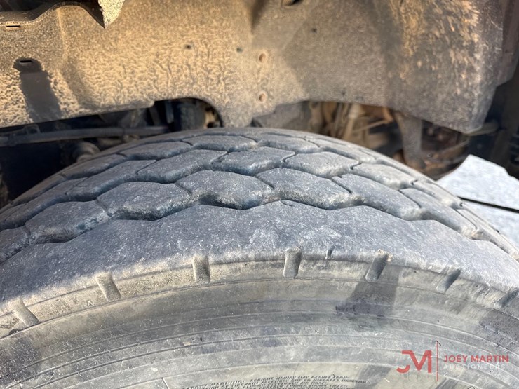 2014-caterpillar-12-image-17