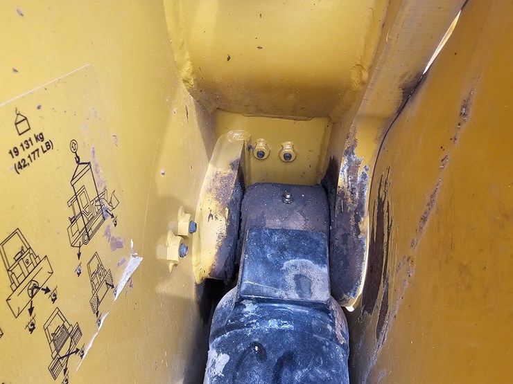 2023-caterpillar-953-image-109