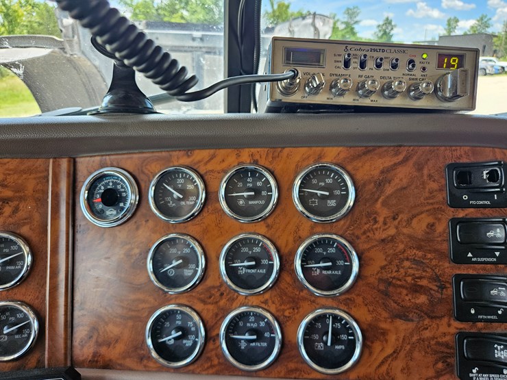 2010-peterbilt-389-image-71