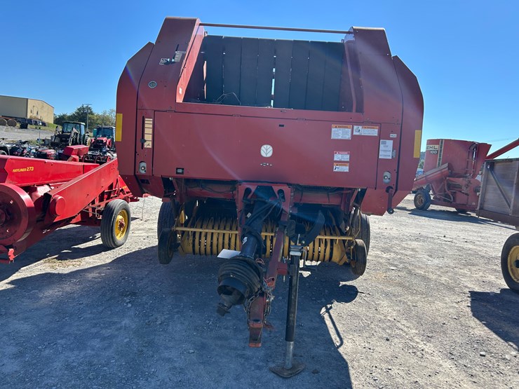 new-holland-br780-image-3