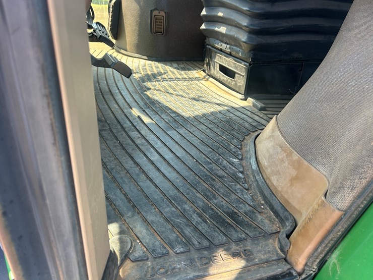 2005-john-deere-8420-image-24