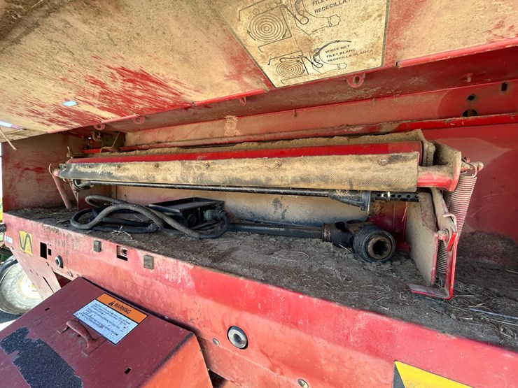 new-holland-648-image-8