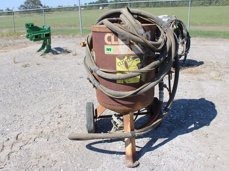 #1018-•-clemco-blasting-pot-image-1