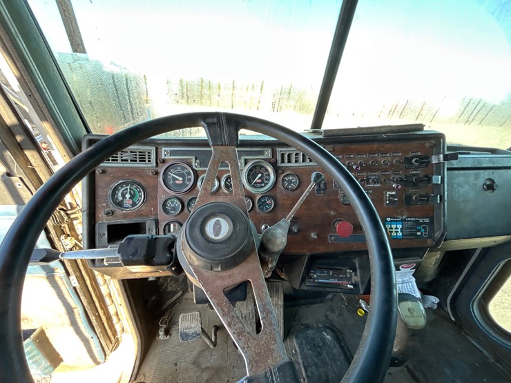 1994-peterbilt-337-image-13