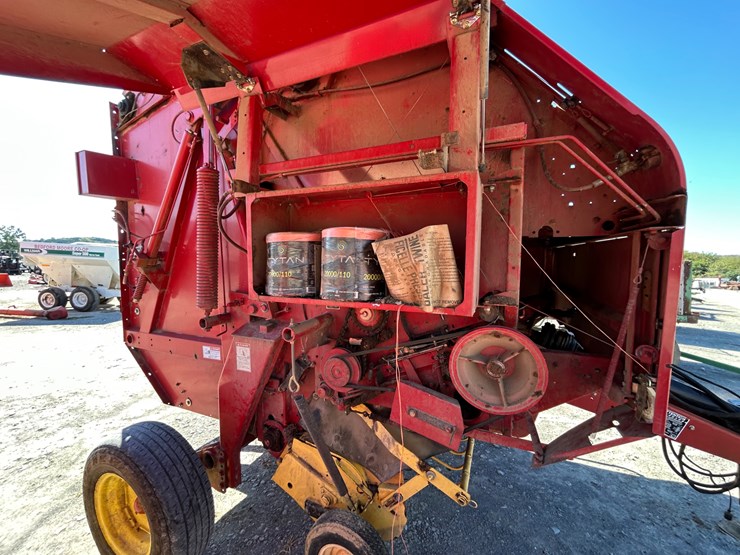 new-holland-br780-image-10