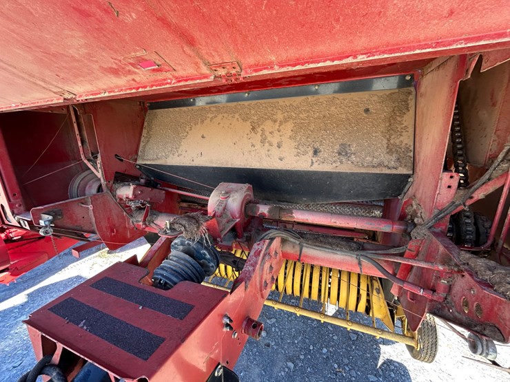 new-holland-br780-image-9