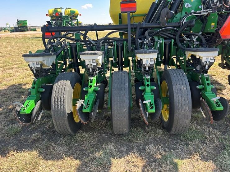 2020-john-deere-dr24-image-6