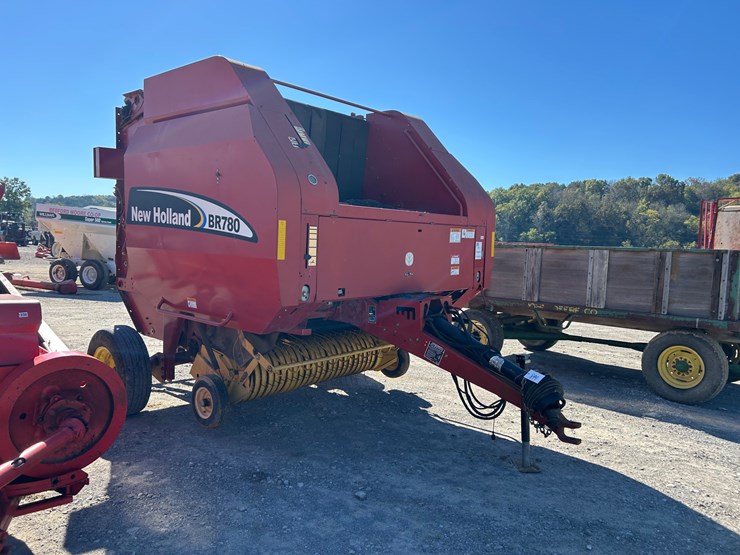 new-holland-br780-image-2