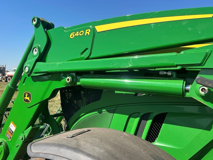 2014-john-deere-6140m-image-45