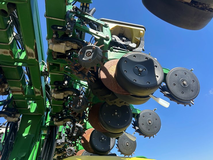 2020-john-deere-dr24-image-15