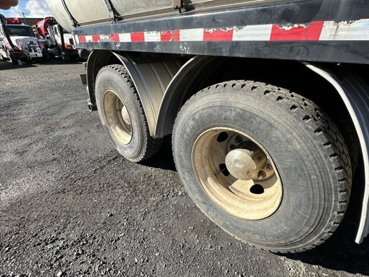2004-sterling-9500-vactor-vacuum-truck-image-11