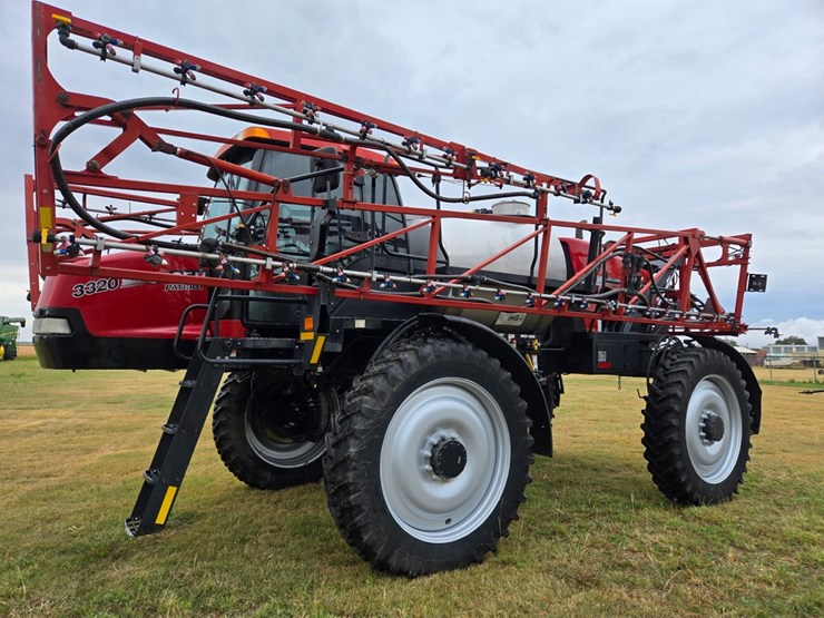 case-ih-patriot-3320-image-1