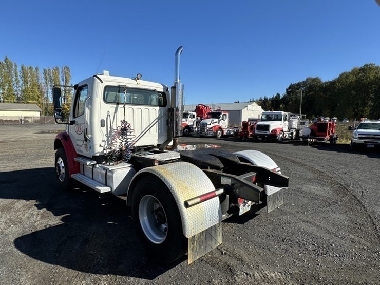 2004-freightliner-m2-106-s/a-truck-tractor-image-3