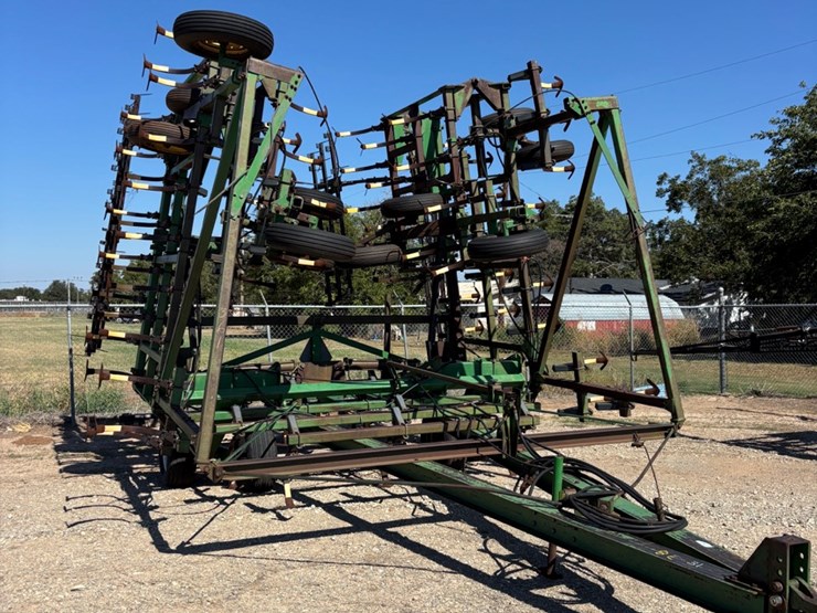 john-deere-1050-image-1