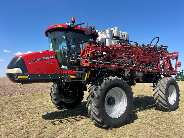 2020-case-ih-patriot-4440-image-23