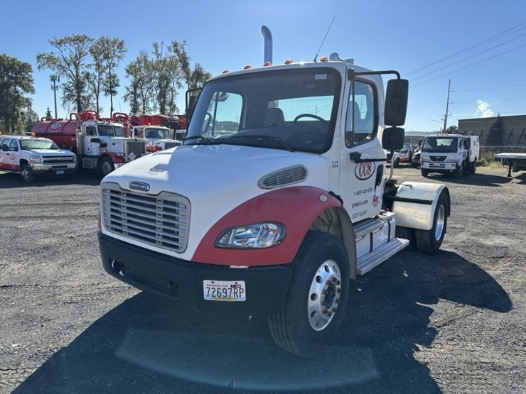 2004-freightliner-m2-106-s/a-truck-tractor-image-1