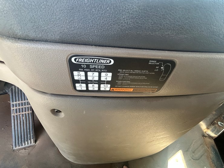 #12-•-2015-freightliner-cascadia-image-23