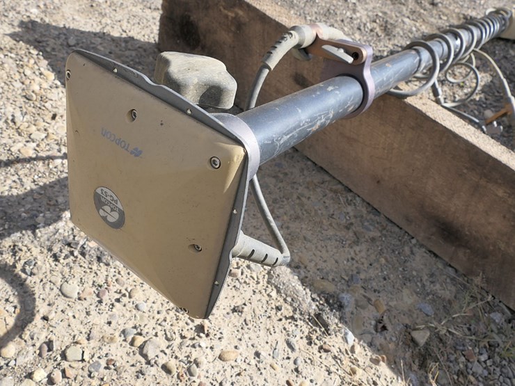topcon-gps-screen,-mc-r3-machine-control-box,-pg-s3-antenna-receiver-&-mast-image-3