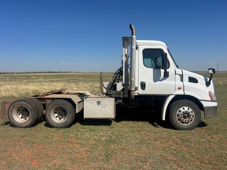 #12-•-2015-freightliner-cascadia-image-2