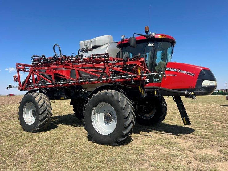 2020-case-ih-patriot-4440-image-1