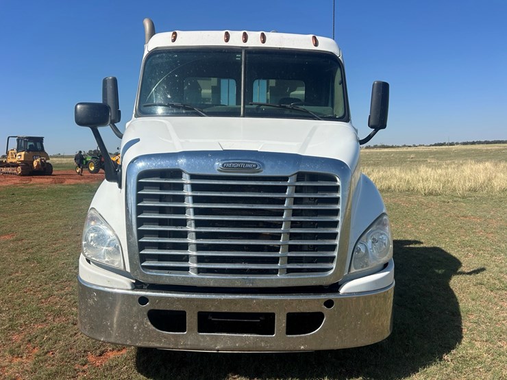 #12-•-2015-freightliner-cascadia-image-15
