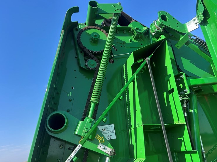 2023-john-deere-560m-image-10